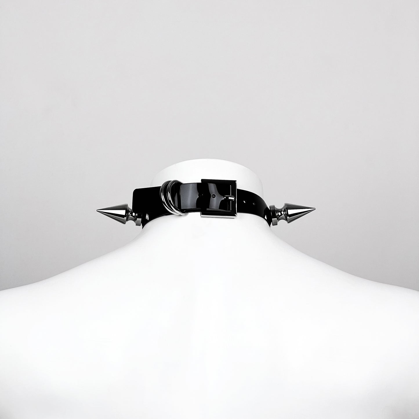 Collier ras du cou à pics