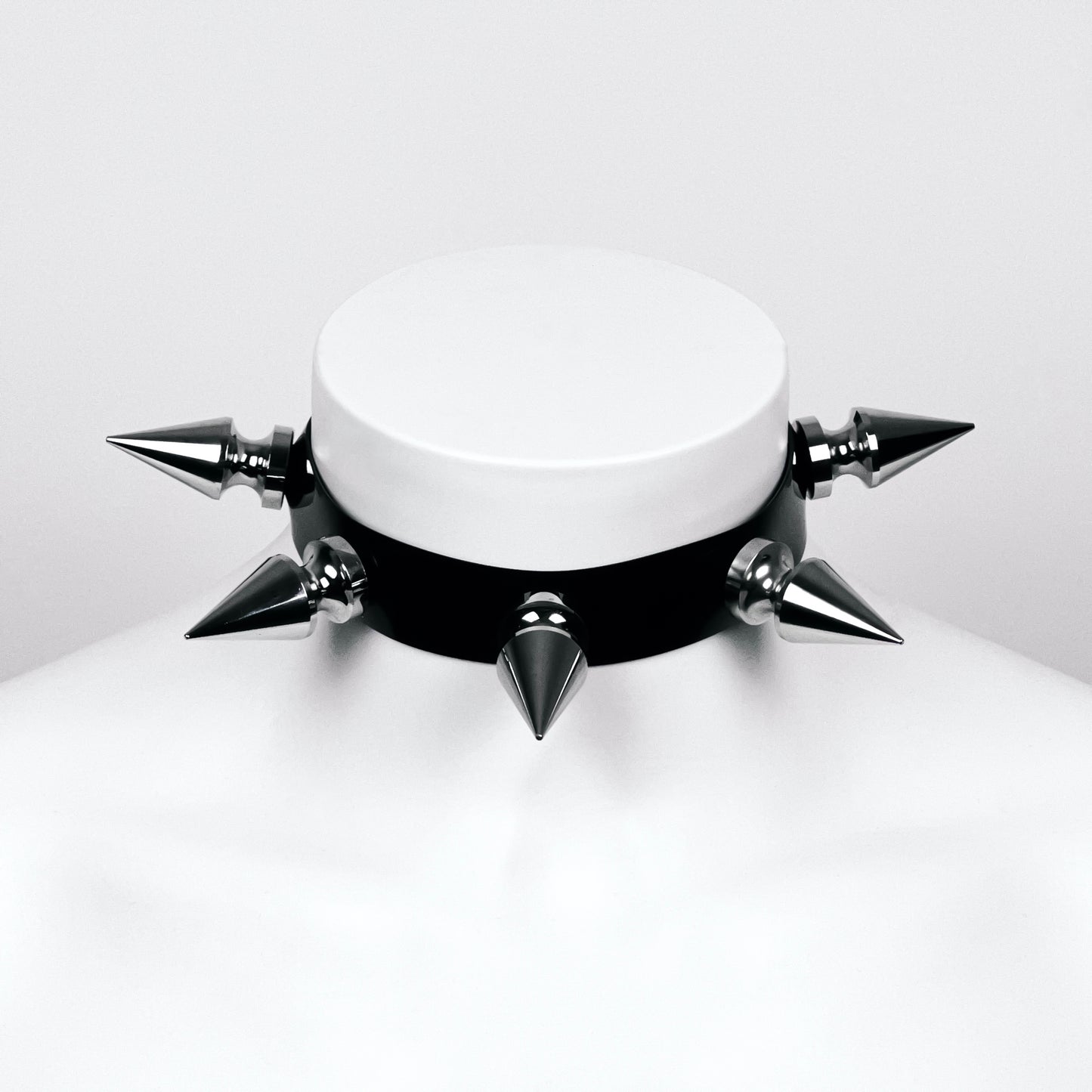 Collier ras du cou à pics