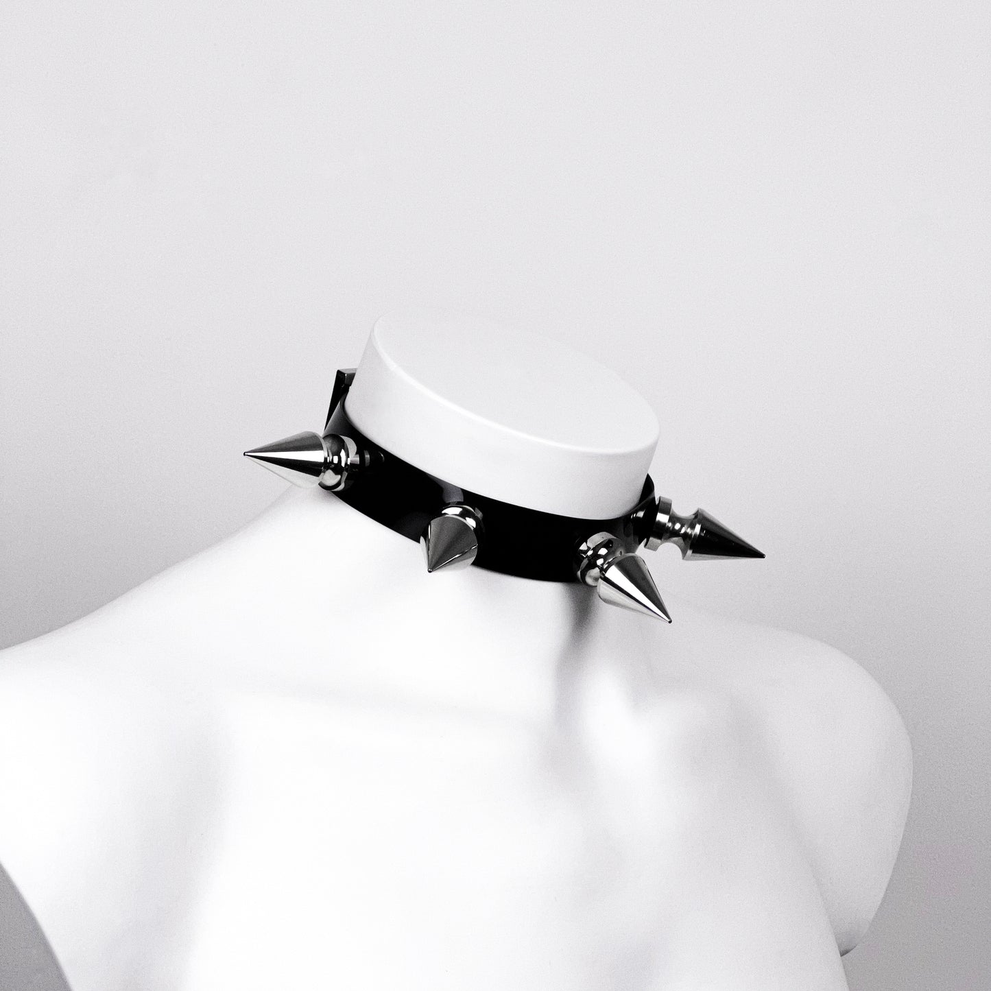 Collier ras du cou à pics